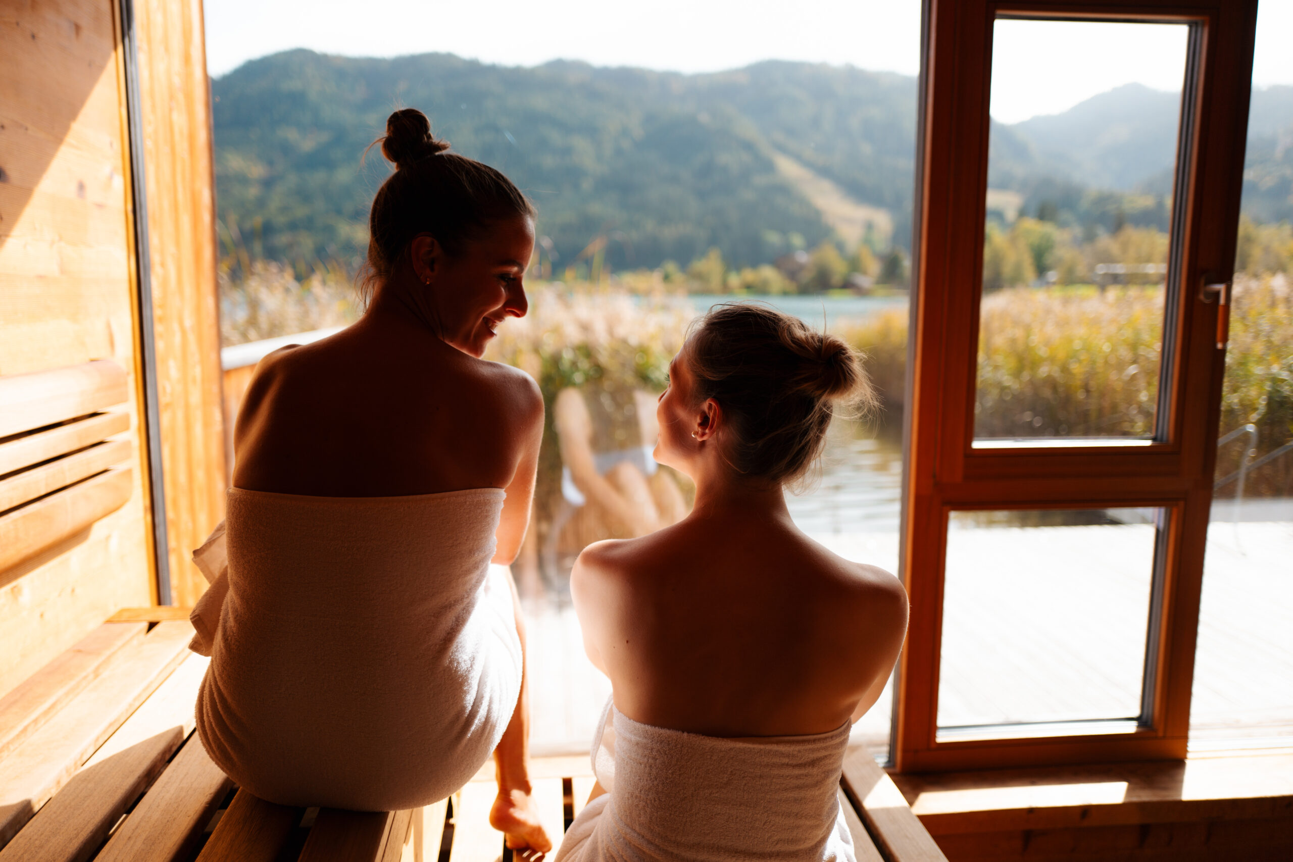 Steg und Wellnessbereich am See